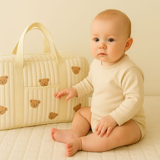 Bébé assis avec sac a langer