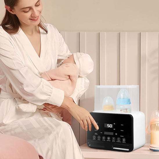 Bébé attend son lait du chauffe biberon
