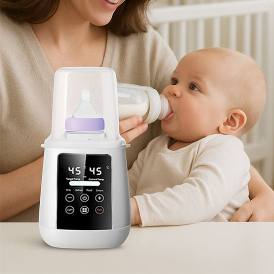 Bébé boit du lait calmement venant de chauffe biberon