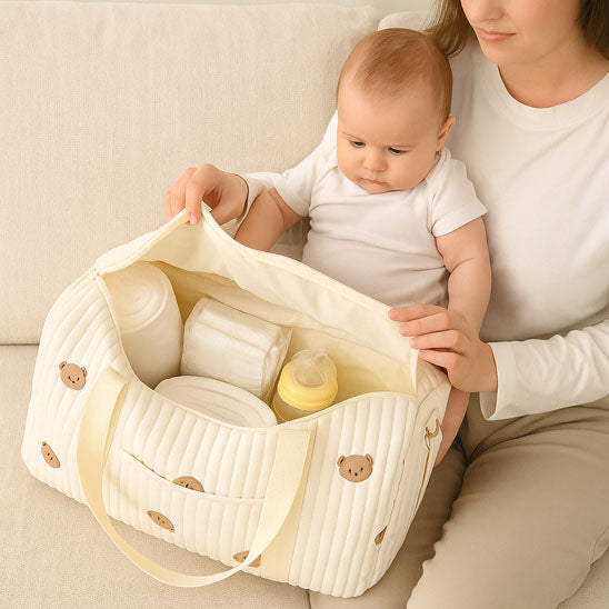 Bébé maman contemplant sac a langer