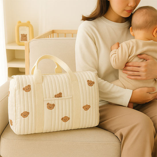 assis paisiblement bébé maman avec sac a langer